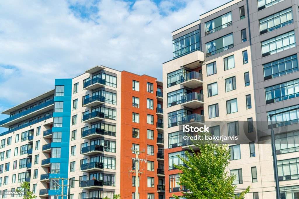 Bâtiments de condo moderne avec grandes fenêtres à Montréal - Photo de Appartement libre de droits