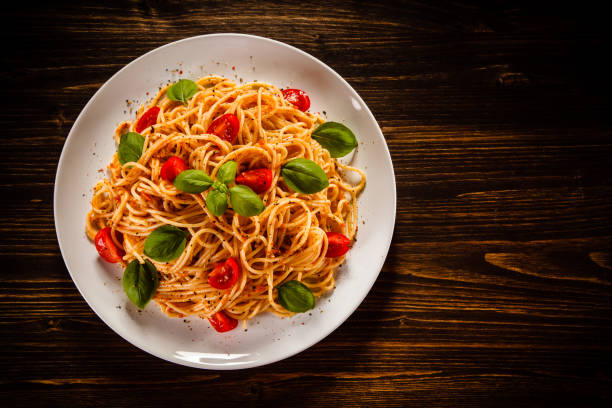 pasta con carne e verdure - italian cuisine minced meat tomato herb foto e immagini stock