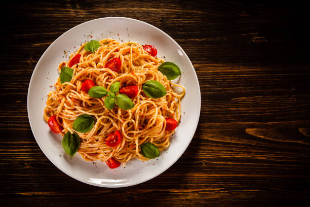 pasta with meat and vegetables - spaghetti imagens e fotografias de stock