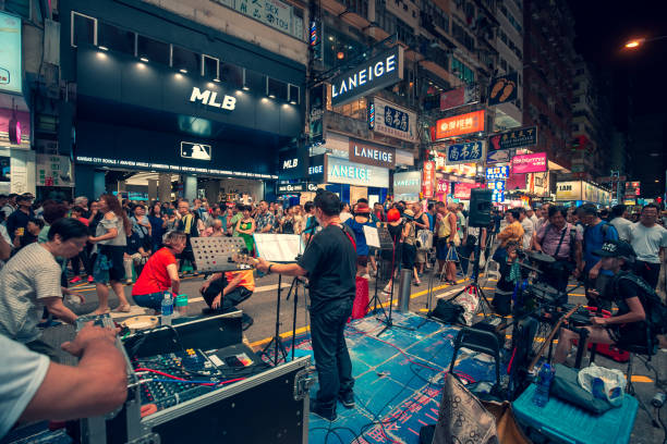 サイ チェヨンストリート南、観光客、通りの実行者の風景は、香港政府は、edestrianisation 方式を中断前に彼らの最後のショーをお楽しみください。 - crowd kowloon peninsula multi colored ストックフォトと画像