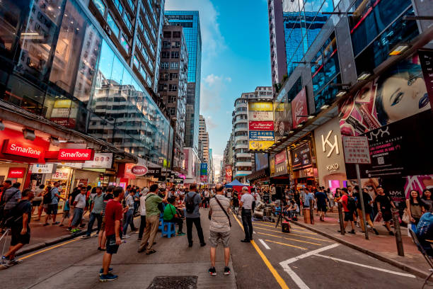 最後にサイ ・ ヨン崔ストリートで大道芸人はまだ計画の週末旺角、香港の南。 - crowd kowloon peninsula multi colored ストックフォトと画像
