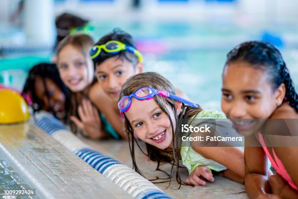 Photo libre de droit de Au Bord De La Piscine banque d'images et plus d'images libres de droit de Enfant - Enfant, Natation, Piscine