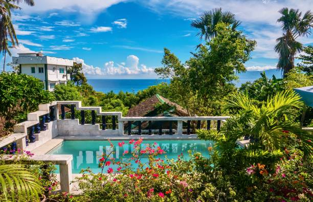piękna tropikalna scena krajobrazowa z prywatnym basenem mieszkalnym, ogrodem i widokiem na morze na wyspie na filipinach. - villa house marble tropical climate zdjęcia i obrazy z banku zdjęć