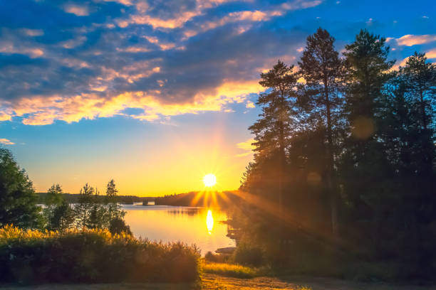 noche de verano lago vista desde rantasalmi, finlandia. - sol de medianoche fotografías e imágenes de stock