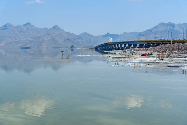 most drogowy nad jeziorem słonym urmia. iran - lake urmia zdjęcia i obrazy z banku zdjęć