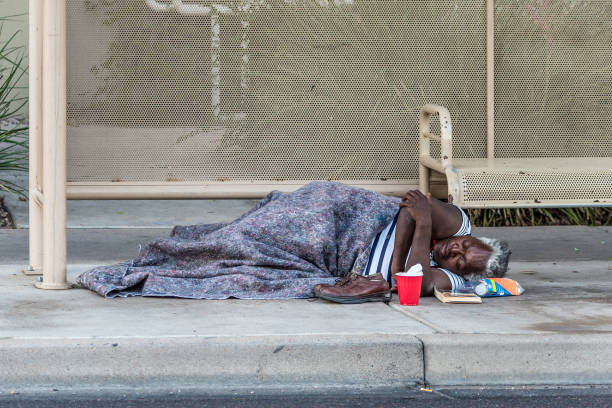 寝ているホームレス老婆 - phoenix arizona city road ストックフォトと画像