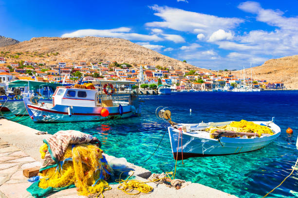 다채로운 전통 그리스-아름 다운 낚시 보트와 chalki 섬. 도 데 칸 느 - halki 뉴스 사진 이미지