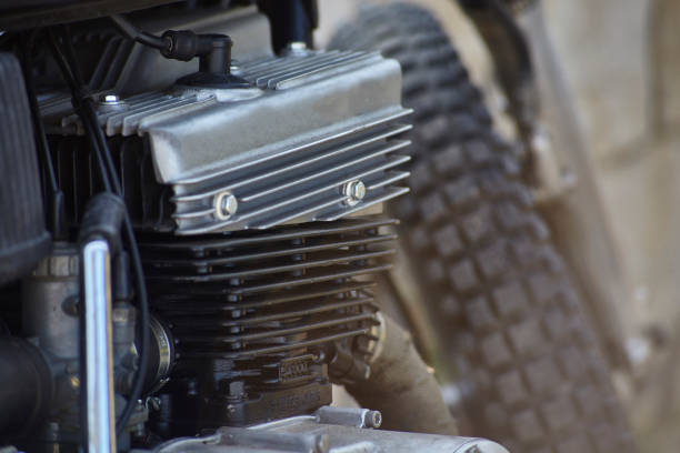o motor da motocicleta vintage - crankcase - fotografias e filmes do acervo