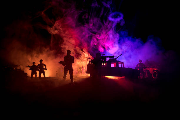 concepto de guerra. fondo de siluetas militares lucha escena en el cielo de la niebla de guerra, siluetas de soldados de la guerra mundial debajo de horizonte nublado en la noche. escena del ataque. vehículos del jeep de ejército con soldados. jeep del e - car individuality military 4x4 fotografías e imágenes de stock