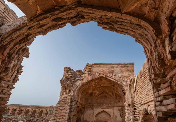 некрополь макли - makli стоковые фото и изображения