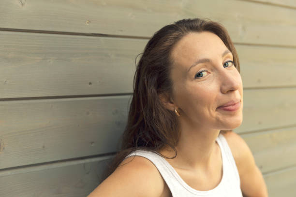 istock Beautiful girl looking suspiciously, sarcastic face expression 1009494180