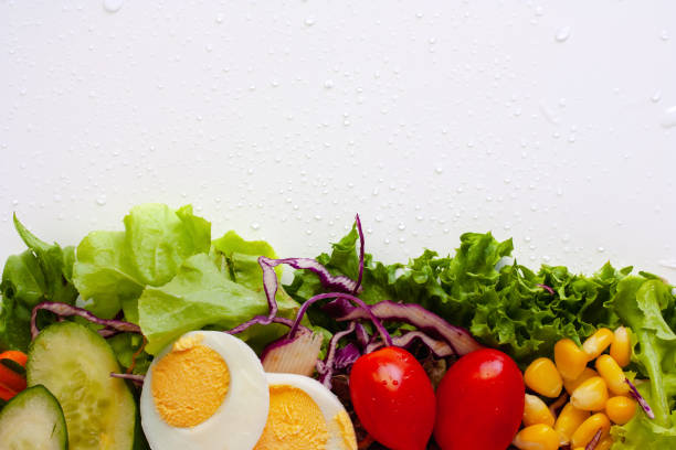 新鮮な野菜のサラダと卵のヒースイー食べるコンセプト コピー スペースと白い背景の上の水滴 - heathy food ストックフォトと画像
