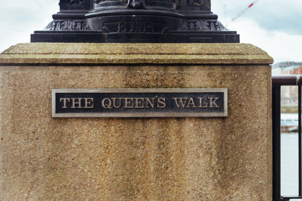 istock The Queen's Walk name sign 1009522034