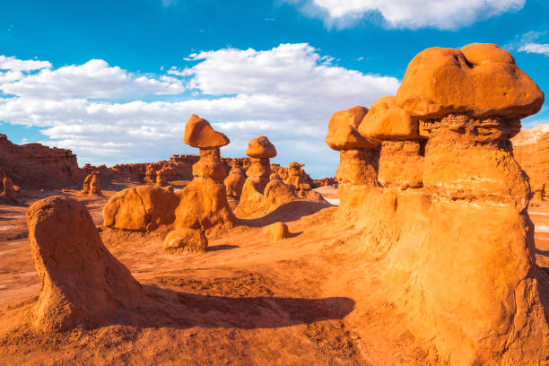 dziwny krajobraz formacji skalnej - goblin valley state park zdjęcia i obrazy z banku zdjęć