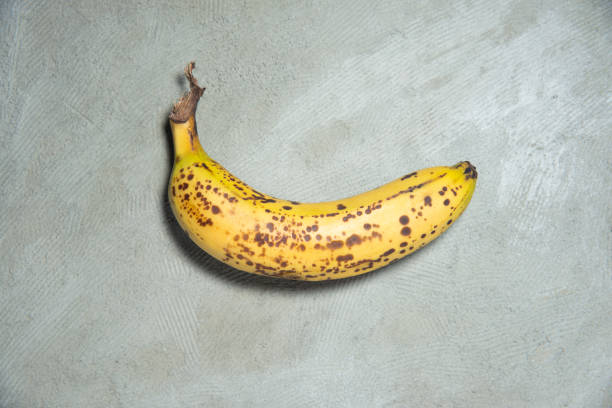 바나나입니다. 돌 슬레이트에 익은 바나나에 - banana rotting ripe above 뉴스 사진 이미지