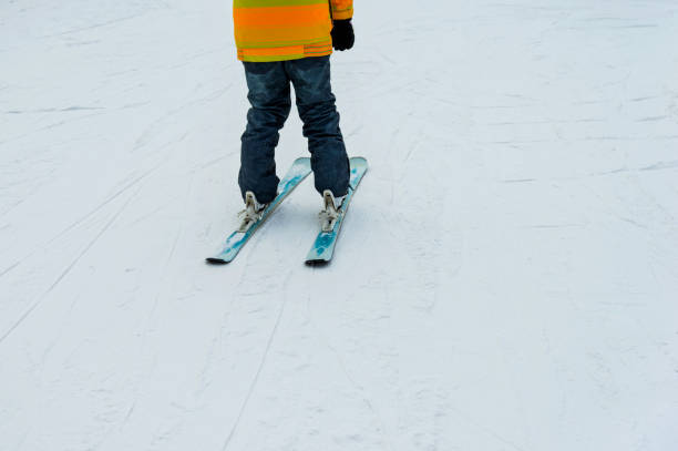 istock Child legs wear skiing equipment 1009550948