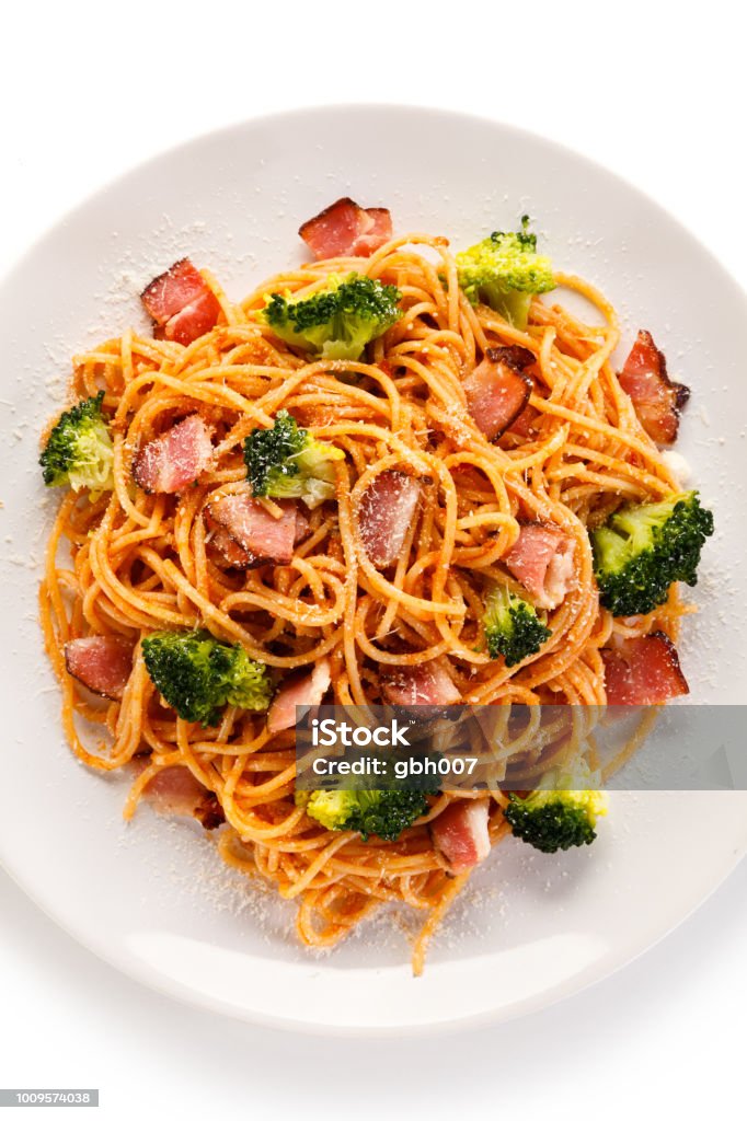 Spaghetti mit Pesto und Schweinefleisch auf weißem Hintergrund - Lizenzfrei Spaghetti Stock-Foto