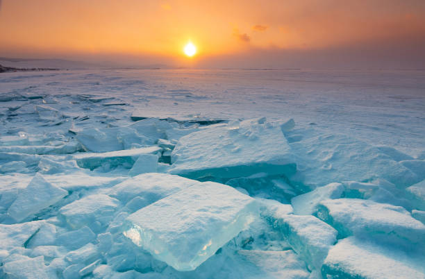 superficie ghiacciata del lago baikal - lake baikal lake landscape winter foto e immagini stock