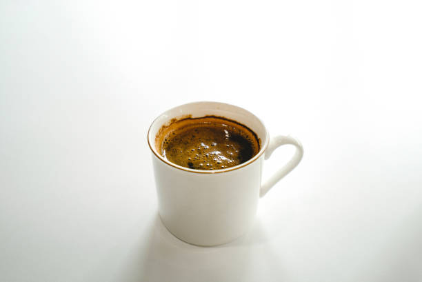 кофейная чашка на белом фоне. - кофе брейк стоковые фото и изображения