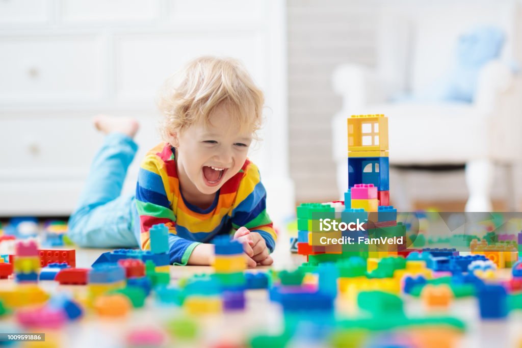 Niño jugando con bloques de juguete. Juguetes para niños. - Foto de stock de Niño libre de derechos