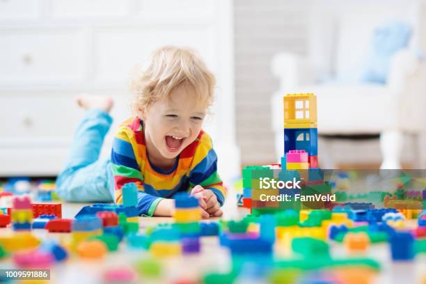 Niño Jugando Con Bloques De Juguete Juguetes Para Niños Foto de stock y más banco de imágenes de Niño