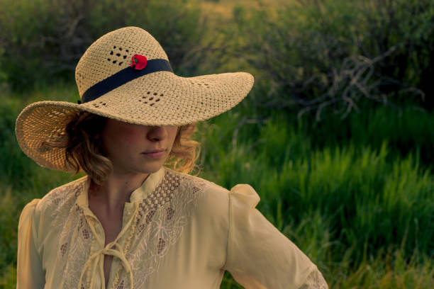 istock Pretty Lady in Old Fashioned Hat and Dress 1009600998