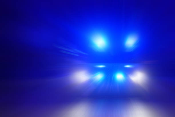 夜に動きぼやけ警察車 - emergency light 写真 ストックフォトと画像