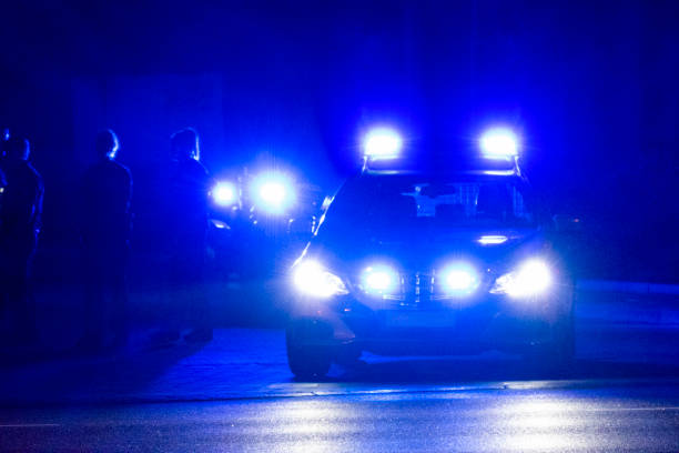 samochód policyjny w nocy - city street flash zdjęcia i obrazy z banku zdjęć