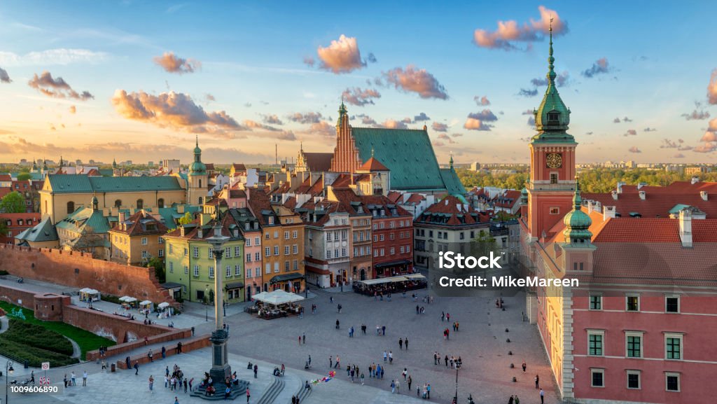 Varsovia, castillo real y el casco antiguo al atardecer - Foto de stock de Polonia libre de derechos
