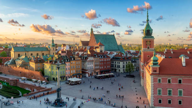 varsovia, castillo real y el casco antiguo al atardecer - poland fotografías e imágenes de stock