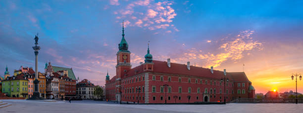istock Warsaw, Royal castle and old town at sunset 1009606916
