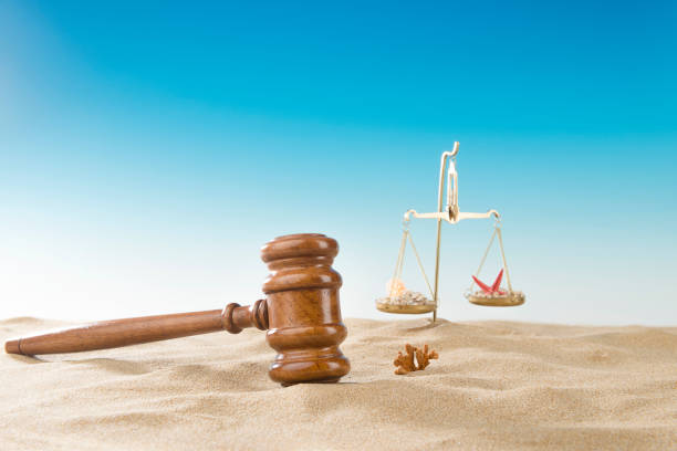 sędziego i skale sprawiedliwości nad morzem - just sand zdjęcia i obrazy z banku zdjęć