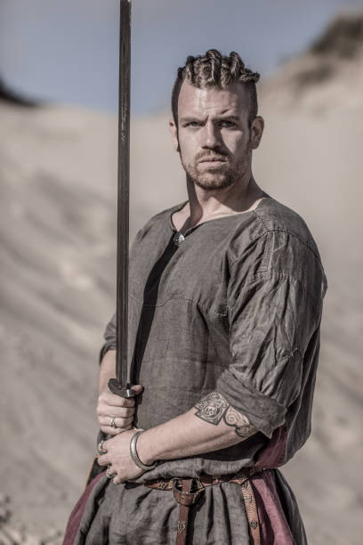 un guerrier viking individuels en action sur une dune de sable de champ de bataille - sol caractéristiques dune construction photos et images de collection