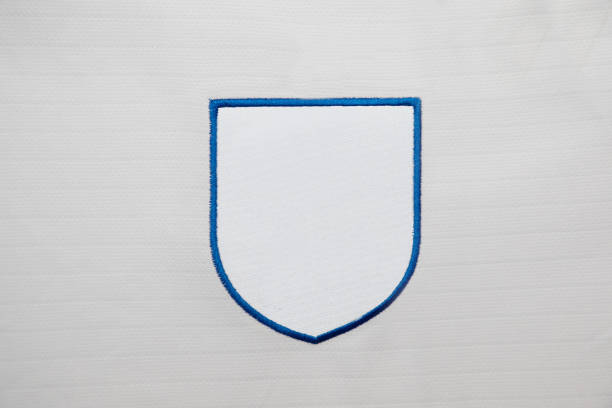 patch de logo blanc sur fond de fabrick - sewing foot photos et images de collection