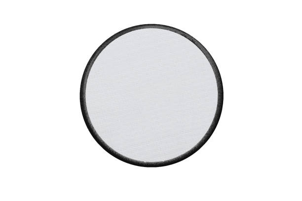 círculo em branco patch logo em fundo branco - label textile shirt stitch - fotografias e filmes do acervo