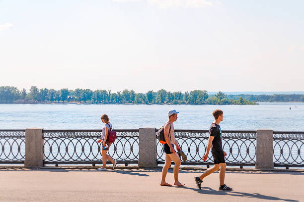 人々 はヴォルガ川の堤防に沿って歩く - editorial front view sunlight light effect ストックフォトと画像