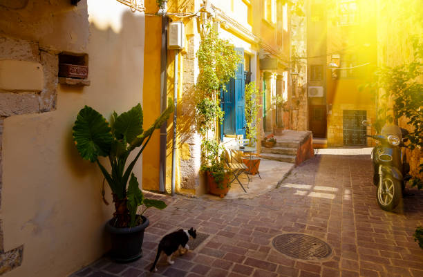affascinanti strade chania nei raggi del sole al tramonto delle isole greche. creta - greek islands table window sun foto e immagini stock
