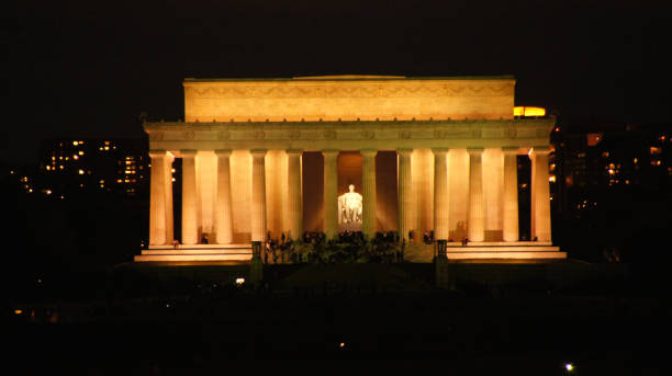 istock Lincoln Memorial on a warm Sring night. 1009661944