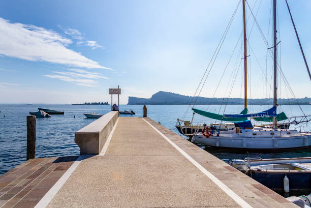 туристический порт на озере гарда (брешиа, ломбардия, италия). - lake garda sunset blue nautical vessel стоковые фото и изображения