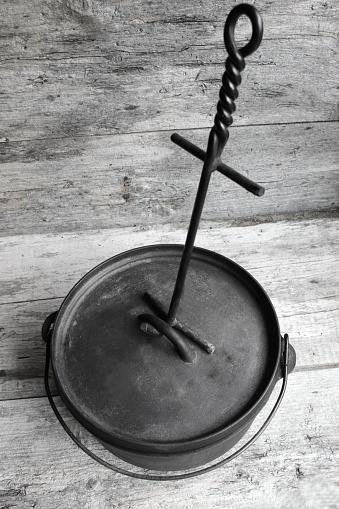 https://media.istockphoto.com/id/1009677426/photo/cast-iron-dutch-oven-on-wooden-background-with-lid-lifter.jpg?s=170667a&w=0&k=20&c=oSYV7i0B0SU3R2KIENQMBYzD1Mr9xzdx1lB4nZ-o1DE=