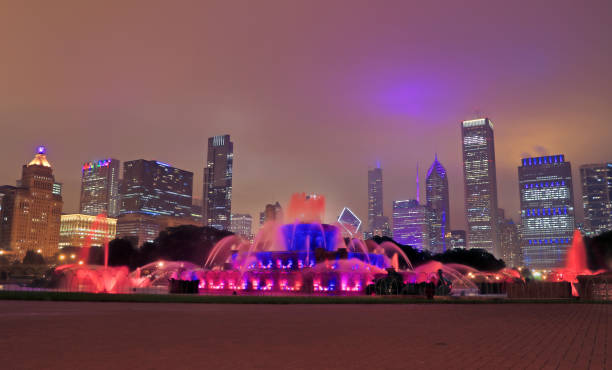 buckingham fountain e lo skyline di chicago, illinois - chicago fountain skyline night foto e immagini stock