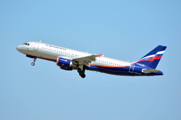 avion vq-bay aeroflot - russian airlines airbus a320-214 qui décollait de l’aéroport frédéric chopin de varsovie. - aeroflot photos et images de collection