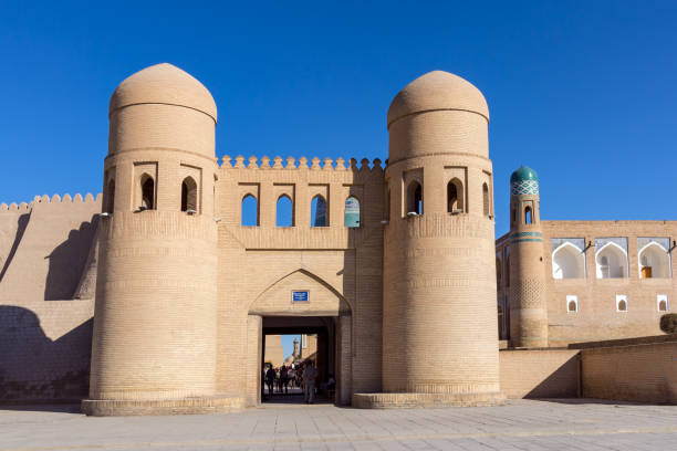 istock Twin-turreted West Gate - Khiva, Uzbekistan 1009705804