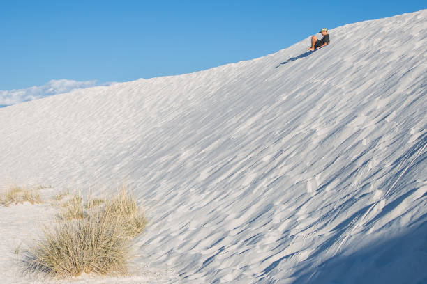 sand sledding - white sands national monument imagens e fotografias de stock