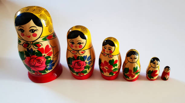 serie de matrioska rusa - babushka russian nesting doll doll green fotografías e imágenes de stock