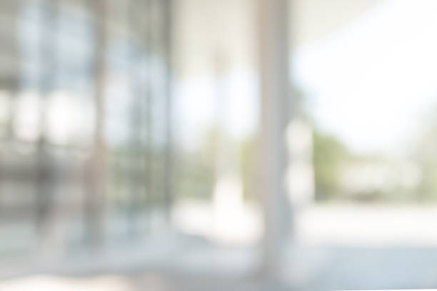 büro oder universität gebäude unschärfe hintergrund außenansicht mit verschwommenen leere eingangshalle, eingang halle glas wand fenster und licht bokeh - architecture office business glass stock-fotos und bilder