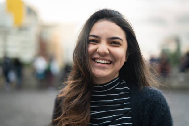 retrato de mujer joven en la ciudad - spanish and portuguese ethnicity fotos fotografías e imágenes de stock