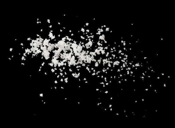 explosión de sal splash aislada sobre fondo negro, congelación de stop motion - sal mineral fotografías e imágenes de stock