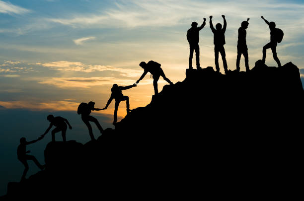 grupo de personas en subir de la montaña de pico ayuda a equipo de trabajo, viajes trekking concepto de negocio de éxito - business success fotografías e imágenes de stock
