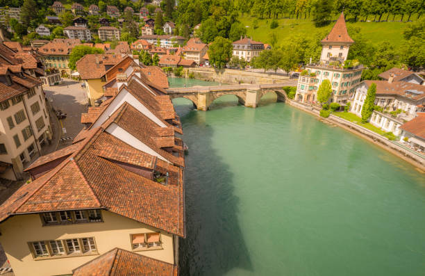 casco medieval de berna en suiza - interlaken switzerland aare river house fotografías e imágenes de stock